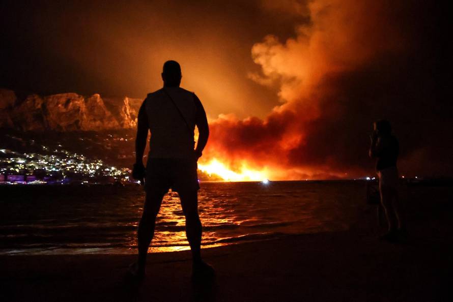 Požar kod Omiša: Evakuiran velik broj turista i mještana, pred vatrogascima je besana noć