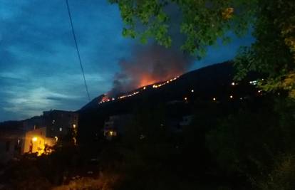 Vatrogasci paze da ne dođe do kuća: Požar iznad Podstrane