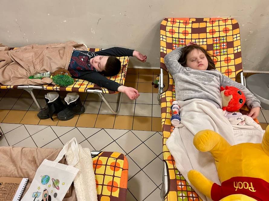 Stare, zle budale nisu naučile ono što ova izbjegla curica na kolodvoru odavno zna: Ljubav.