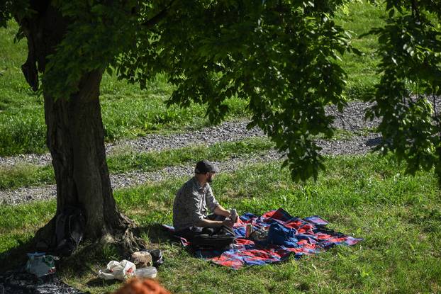 Zagreb: Na nasipu kod Mosta slobode održavaju se Trnjanski kresovi