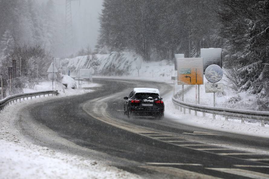 Delnice: Snijeg i jak vjetar otežavaju promet