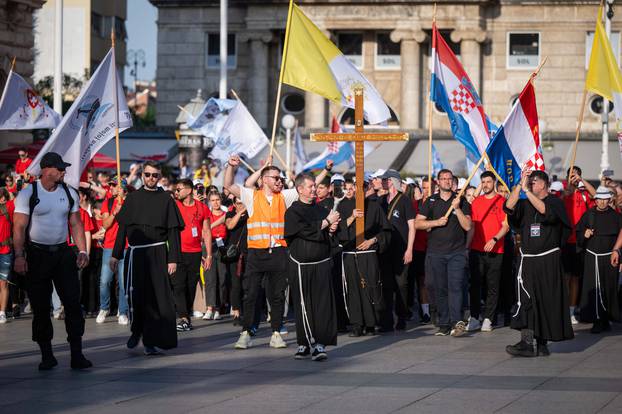 Zagreb: Dolazak hodočasnika Antunovskog hoda iz Sesvetskih sela na Trg bana Josipa Jelačića