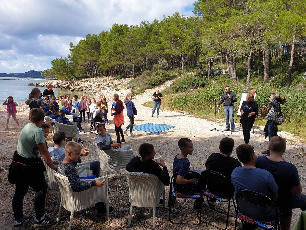 Sad je plaža Pilatuša kao nova: Čistili  je osnovnoškolci, vrtićani, njihove tete, pomogli i mještani