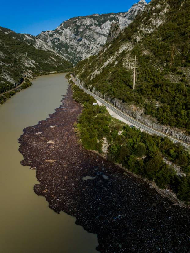 Pogled iz zraka na Neretvu i branu Grabovica gdje se nakupilo smeće nakon poplava