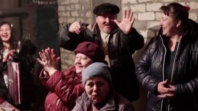 Pod zvukovima granatiranja: Ukrajinka slavi rođendan u skloništu u Luhanskoj Oblasti