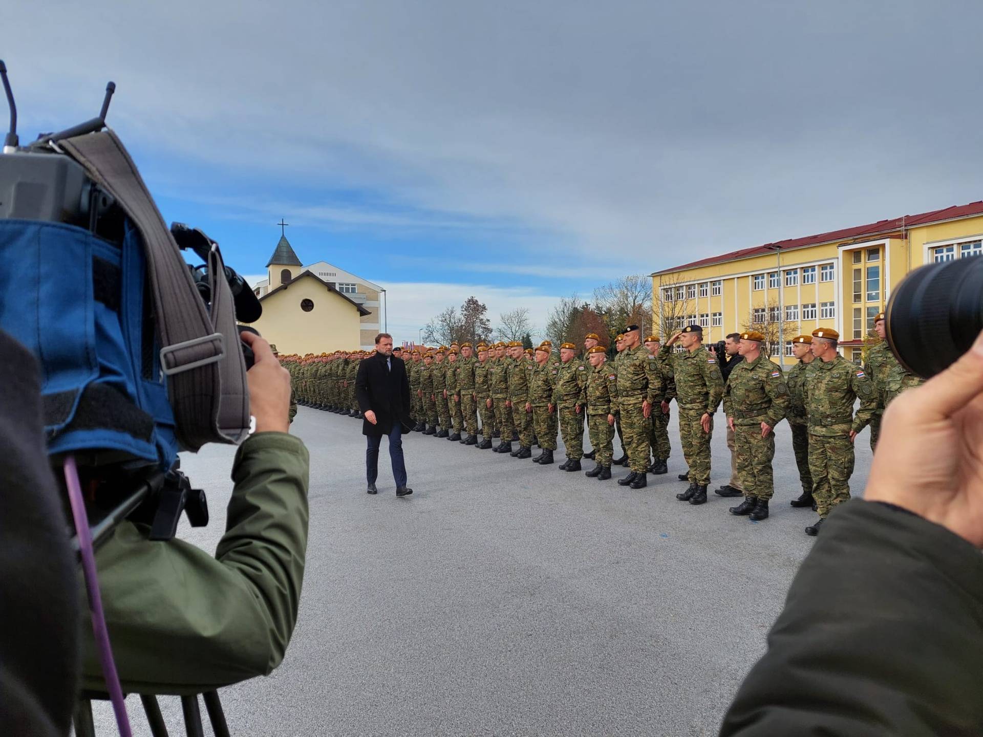 Dvaput je dvaput: Banožić na ispraćaju vojnika na Kosovo. Nakon njega dolazi - Milanović