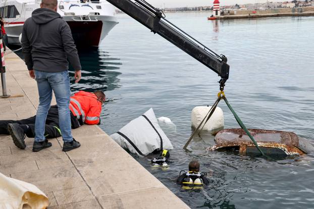 Zadar: Izvlačenje auta koji je 18 godina bio u moru
