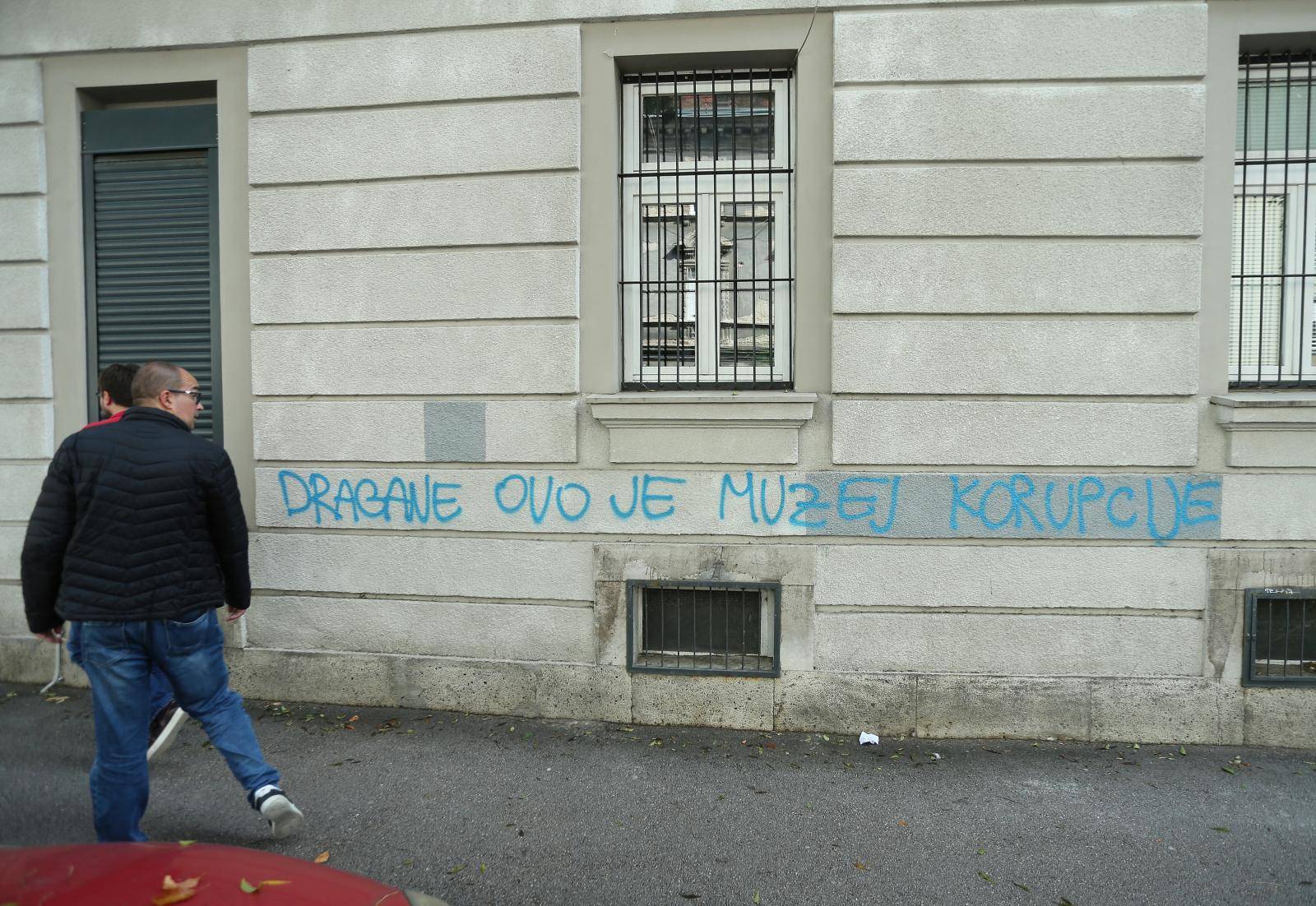 Na pročelju zgrade u Slovenskoj ulici osvanuo grafit "Dragane ovo je muzej korupcije"