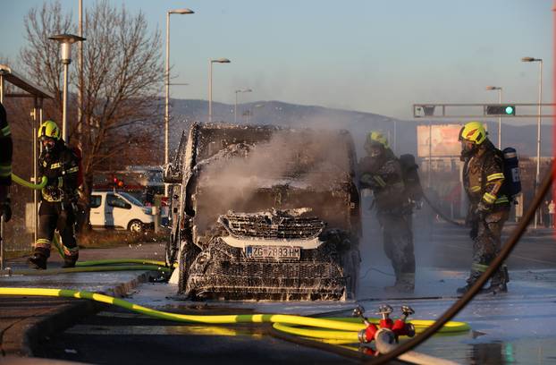 Zagreb: Požar kombi vozila na  Aveniji Većeslava Holjevca