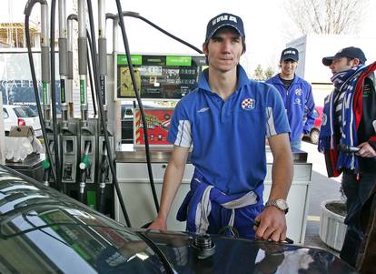 ARHIVA - Igrači Dinama točili gorivo automobilima na benzinskoj pumpi 2007. godine