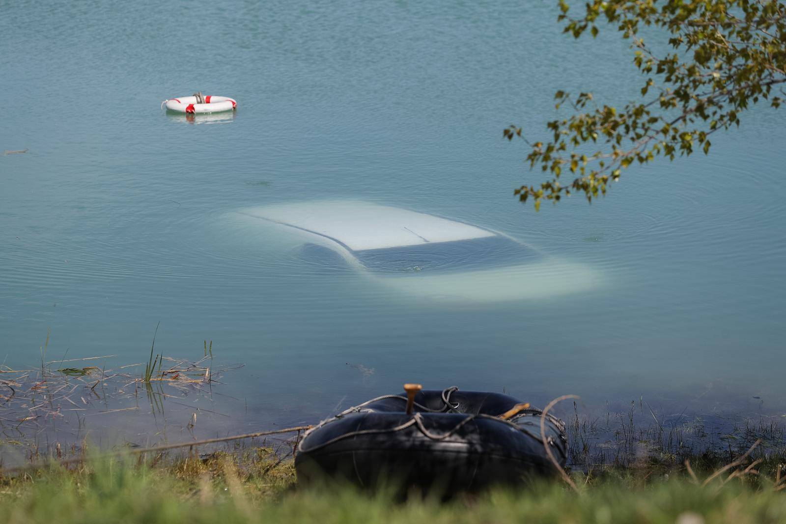 Ronioci su izvukli automobil koji je plivao u jezeru u Zagrebu...