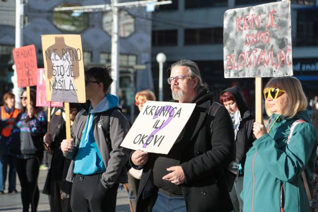 Zagreb: Molitelji krunice na Trgu bana Jelačića