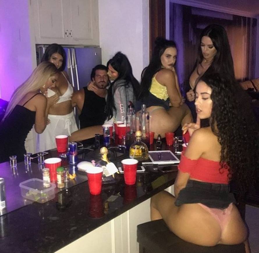 Novi Hefner: Teško mi je, svake večeri spavam s četiri djevojke