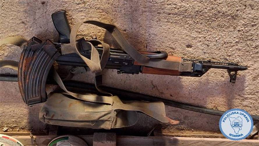 FOTO Rambo iz Istre policiji je predao dvije automatske puške, 16 ručnih bombi, mine, streljivo