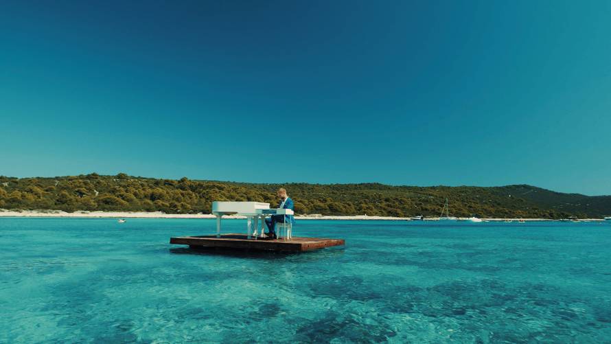 Pijanist uplovio s klavirom u more: 'Za sve velike stvari  u životu moraš pomalo biti i lud'