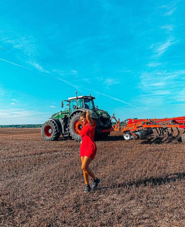 FOTO Vruća farmerica: Vozim traktor i radim teške poslove, ali uvijek u top kombinacijama