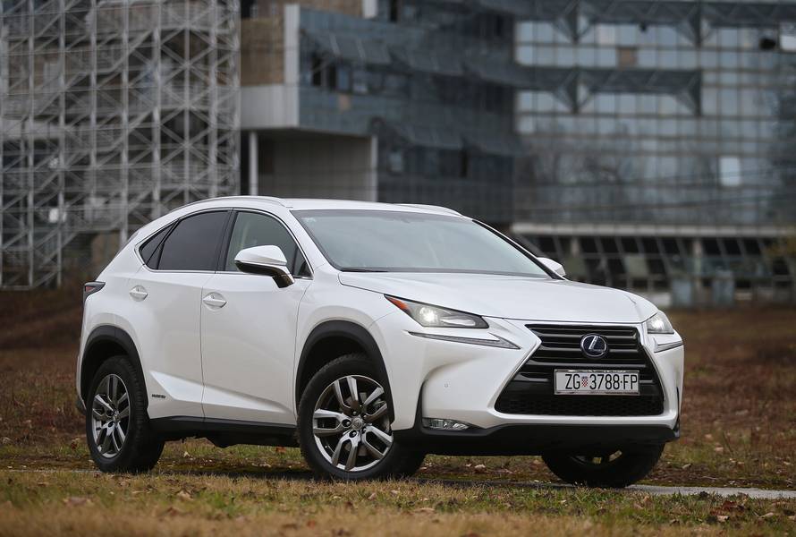Auto s čak tri motora: Hibridni  Lexus jednostavno je oduševio