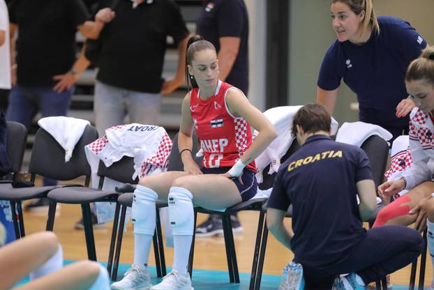 Zagrijavanje odbojkašica uoči početka susreta Hrvatske i Kosova u kvalifikacijama za odlazak na Europsko prvenstvo