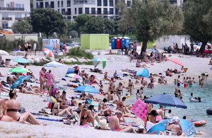 Split: Građani spas od vrućina potražili na plažama 