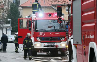 Zagreb: Razbio prednje staklo na automobilu pa ga zapalio 