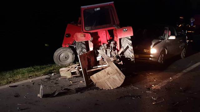 Sudarili se traktor i dva auta: Ozlijeđen je vozač traktora