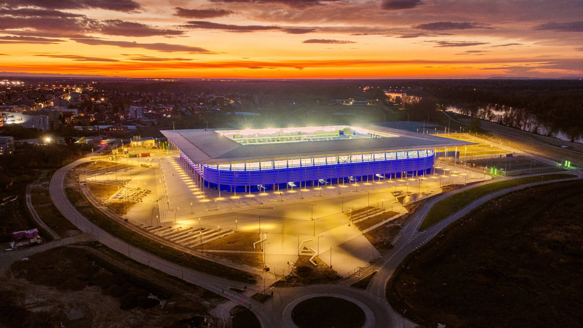 Pogled iz zraka na osvijetljeni novi stadion NK Osijeka