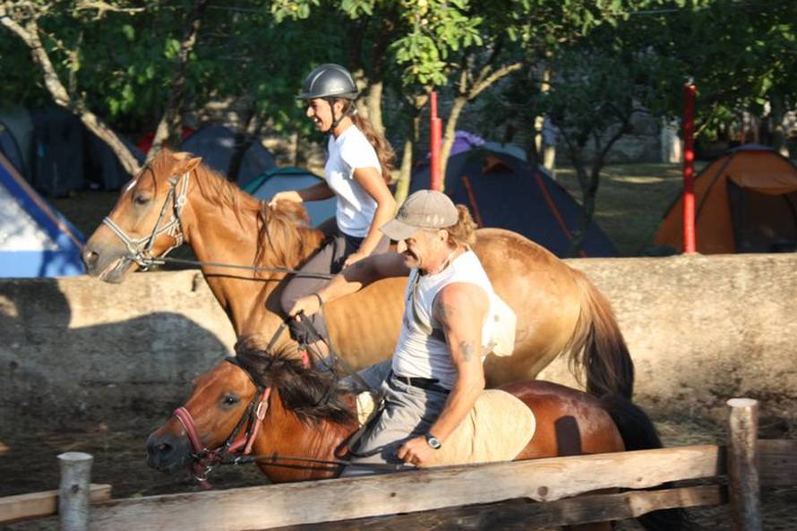 Istra: Djeca uživaju u prirodi i jahanju nakon karantene i potresa i ne žele se vratiti kući