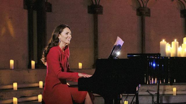Kate Middleton pokazala svoje pijanisti?ko umije?e na Boži?nom koncertu