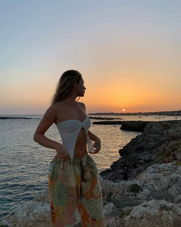 FOTO Može se i bez OnlyFansa! Zavela je milijune savršenim tijelom koje pokazuje na plaži