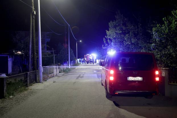 Velik požar u Sesvetama, izgorjelo deset automobila, oštećen i brod