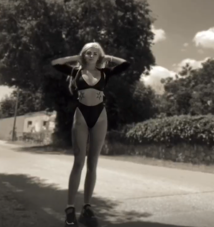 Ella zbunila pratitelje: Je l' ti to nosiš kupaći s dugim rukavima?