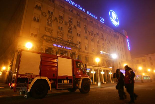 ARHIVA - Zagreb: Prosvjedi diljem zemlje zbog uhićenja Gotovine, razbijen i prozor na zgradi Vlade