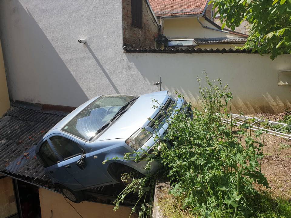 'Parkirao' na krov u Zagrebu: Vozio unazad i  pao na skladište