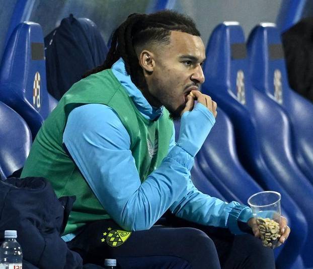 Samy Mmaee na poluvremenu utakmice Dinamo i Lokomotiva sam na klupi jeo kikiriki