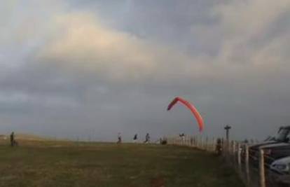 Paraglider zapeo za bodljikavu žicu i 'tresnuo'
