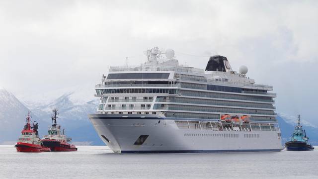 Viking Sky cruise ship arrives at Molde