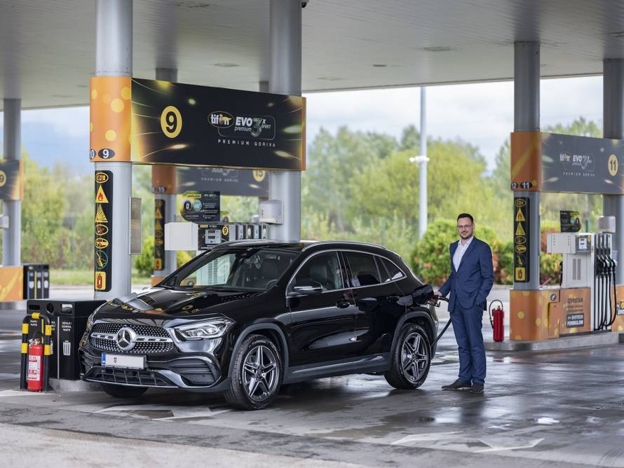 Nagradna igra Tifona „Formula za dobitak“: Uručeni ključevi Mercedes Benz GLA dobitniku