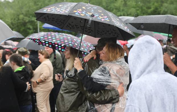 FOTO Suze i zagrljaji u Požegi: 900 novih ročnika položilo prisegu, među njima i 53 žene