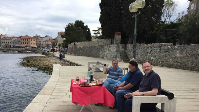 Iznijeli si stol i nareske: Turisti u Poreču jeli na šetnici uz more