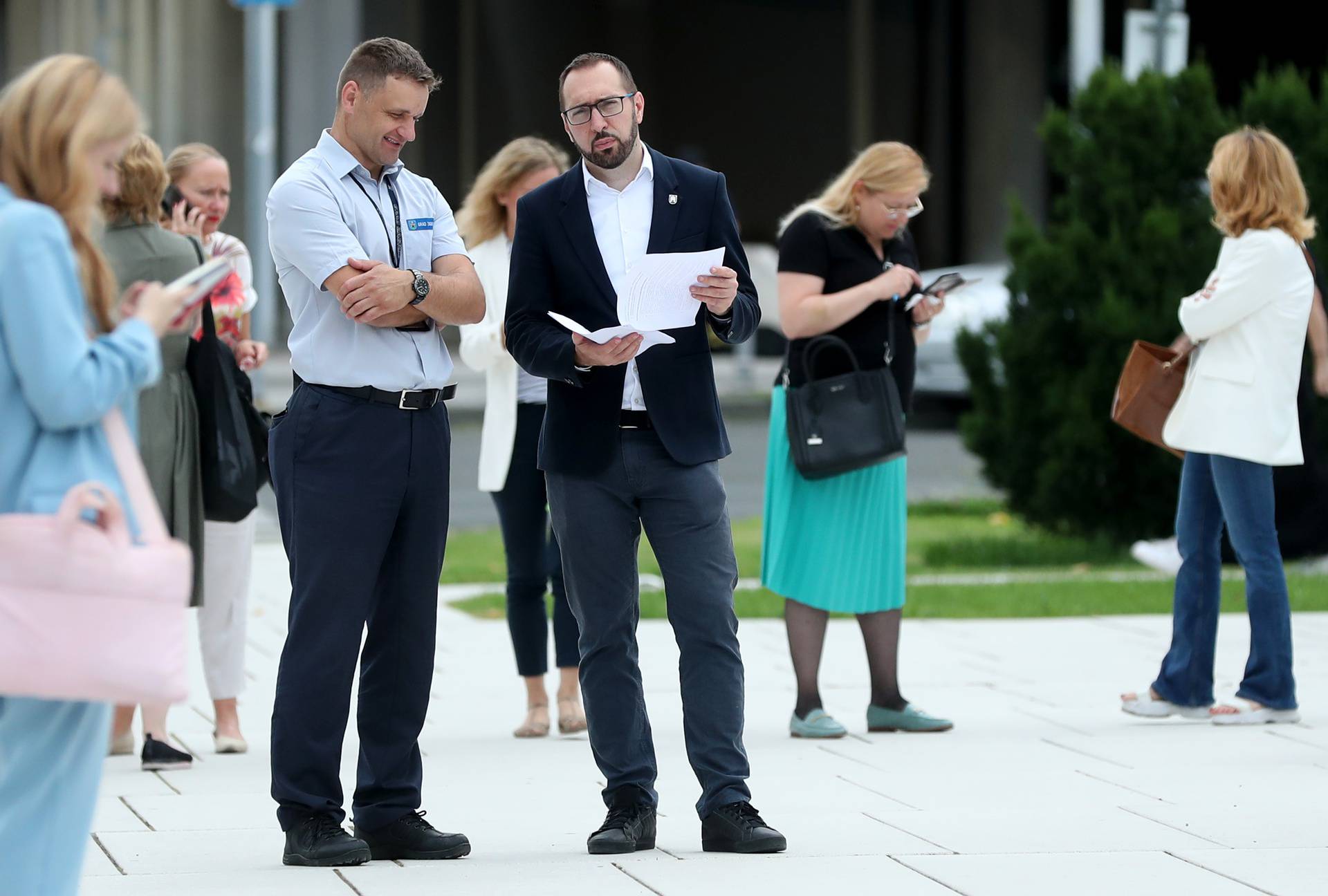 Zagreb: Tomašević i suradnici evakuirani iz zgrade zbog prijetnje bombom 