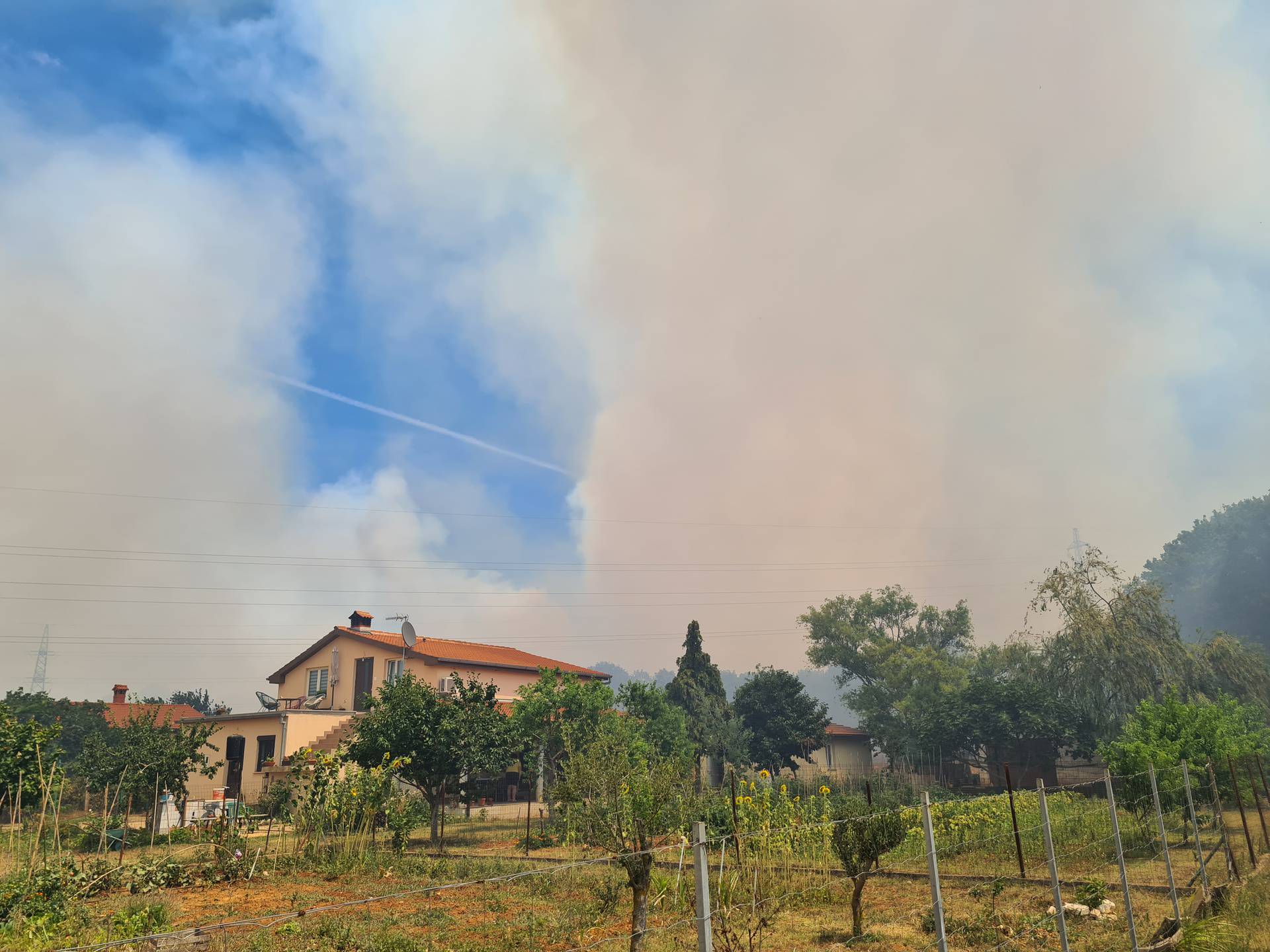 U naselju Valdebek u Puli ponovno je izbio veliki požar, gašenju se pridružio kanader