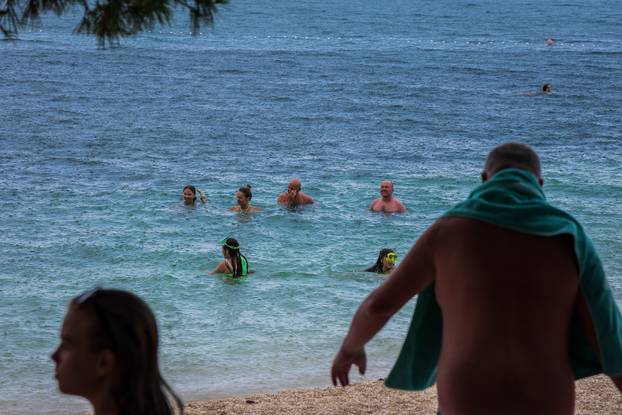 Kaštel Štafilić: Ljetni pljusak na plaži Gabine