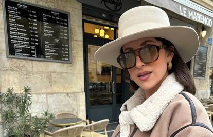Elegancija inspirirana vintage stilovima: Fedora šešir boje bijele kave u zimskoj varijanti