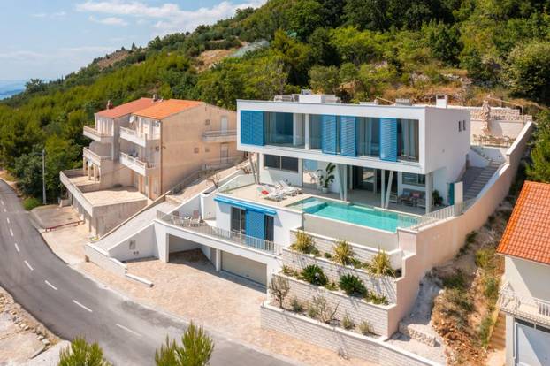 Bazen, sauna, teretana i dvije plaže na 'par koraka' - evo što sve nudi raskošna vila u Omišu