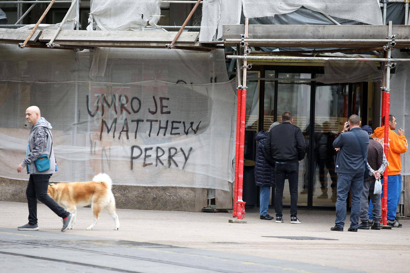 Zagreb: "Svježi" grafit na početku Jurišićeve o smrti Matthewa Perryja