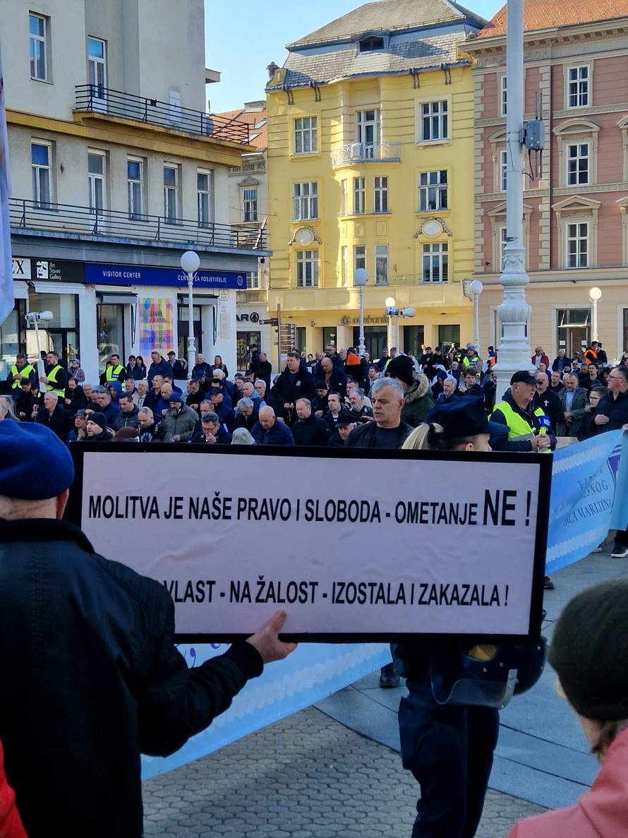 Molitelji opet na zagrebačkom Trgu. Tu je i kontraprosvjed: 'Klečite u svojoj spavaćoj sobi'