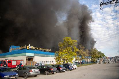 Osijek: Usporeno je širenje velikog požara u osječkoj tvrtki za preradu plastike "Drava International"