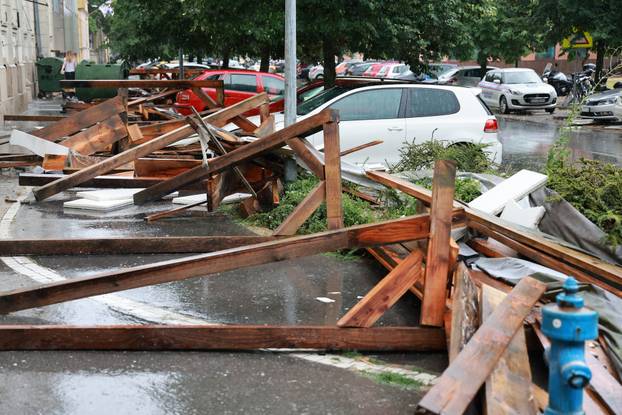 Osijek: Jak vjetar srušio drvenu skelu