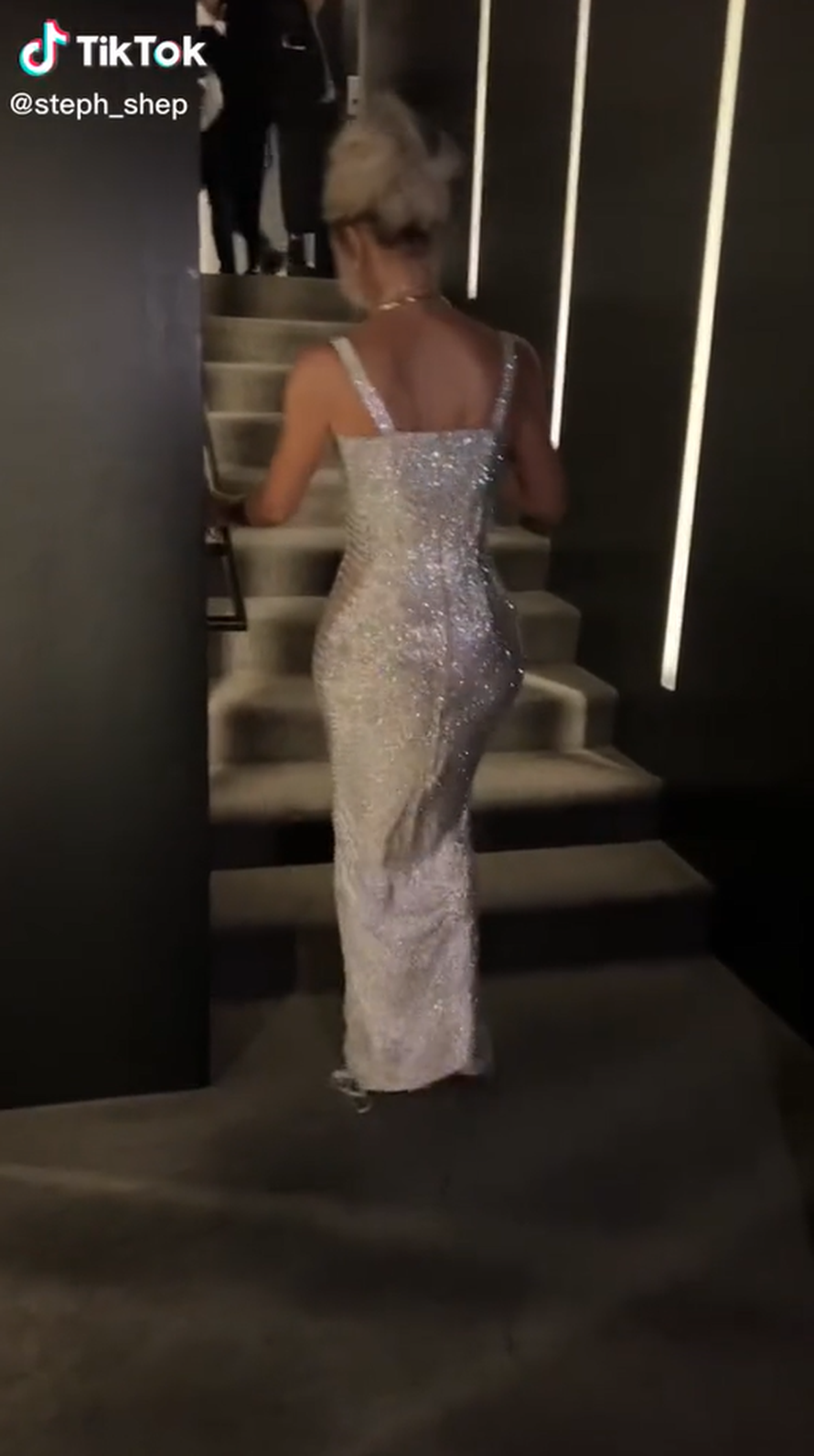 Urnebesan video Kardashianke postao hit: Zbog uske haljine skakala je po stepenicama