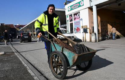 Cijeli život brine se za čisti Brod, a od rata bježao sa smetlarskim kolicima: 'Grad treba čistiti'